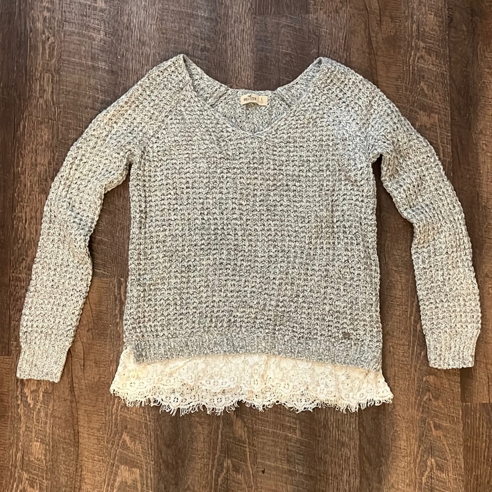 Light Gray Hollister Sweater, Size Small, slightly oversized, only worn once.